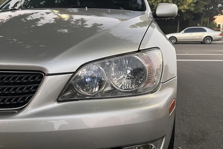 Lexus IS300 headlight after ANHEM restoration