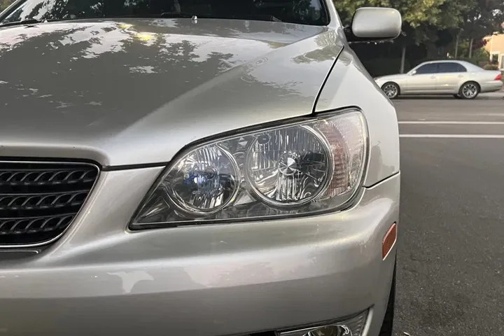 Lexus IS300 headlight after ANHEM restoration