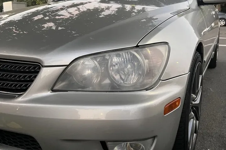 Lexus IS300 headlight before ANHEM restoration